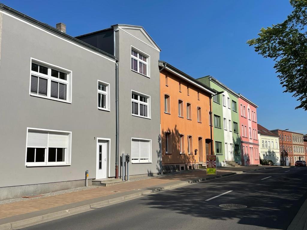 Modern Eingerichtet-Stadtnah-Ferienwohnung Mit Geschirrspueler Und Waschmaschine Friedland  Eksteriør billede