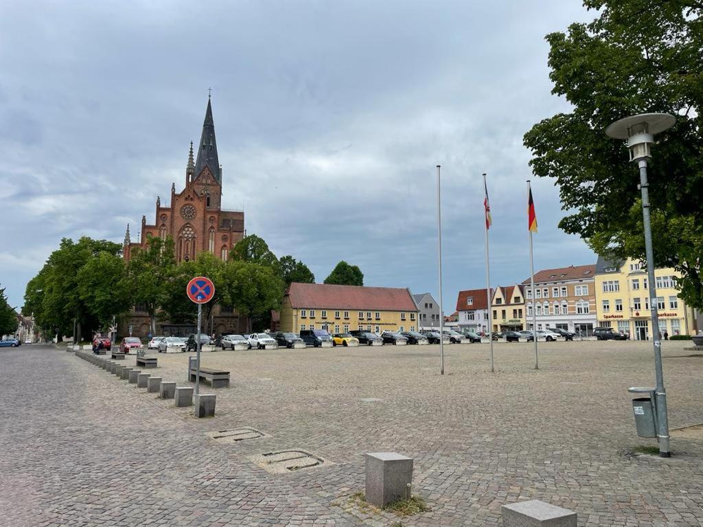 Modern Eingerichtet-Stadtnah-Ferienwohnung Mit Geschirrspueler Und Waschmaschine Friedland  Eksteriør billede